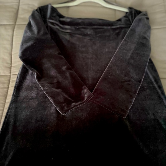Ladies velvet feel top. - Picture 4 of 4